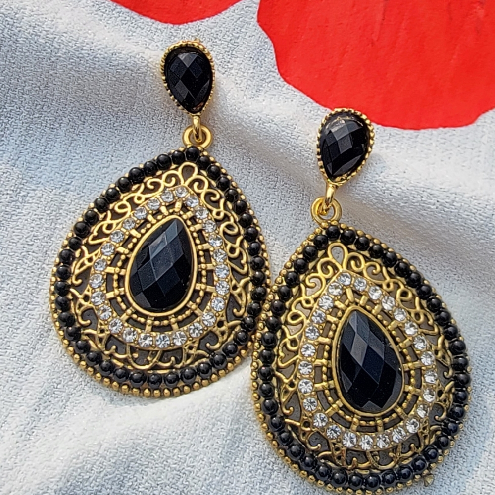 Gold and Black earings 🤩